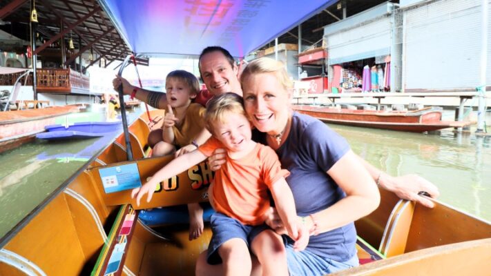 Floating market Bangkok Damneon Saduak the backpacking family