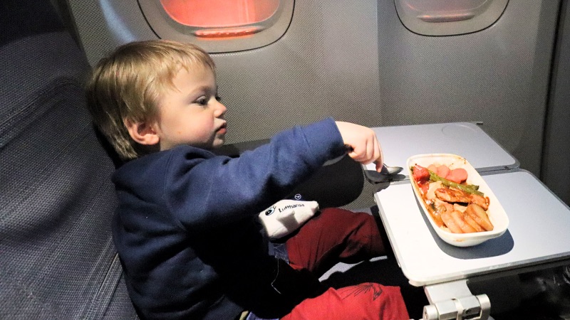 Flying with kids aeroplane food