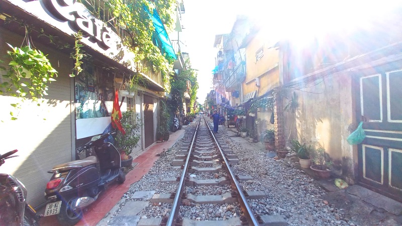 Hanoi city tour train street