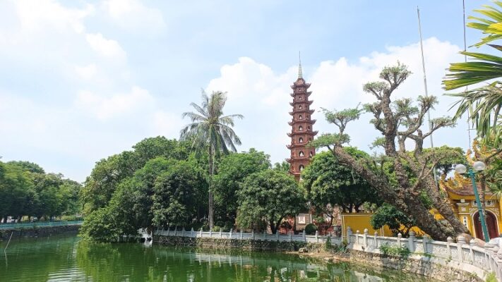 Tran Quoc Pagoda hanoi tour