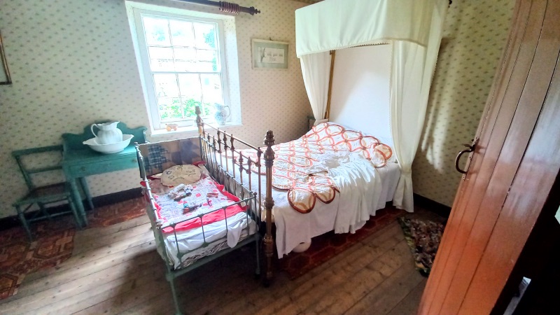 Manangers house bedroom hamlet