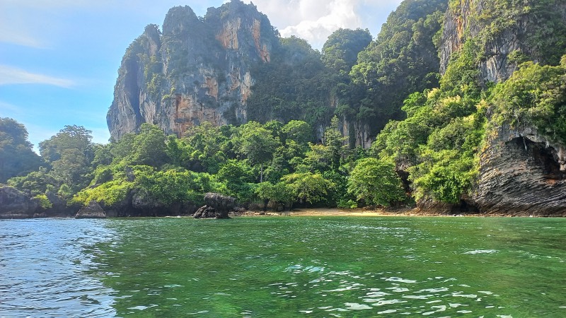 Minaos secret beach near Tonsai