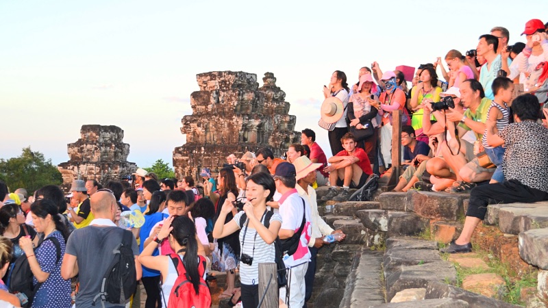 Bakheng temple sunset crowds