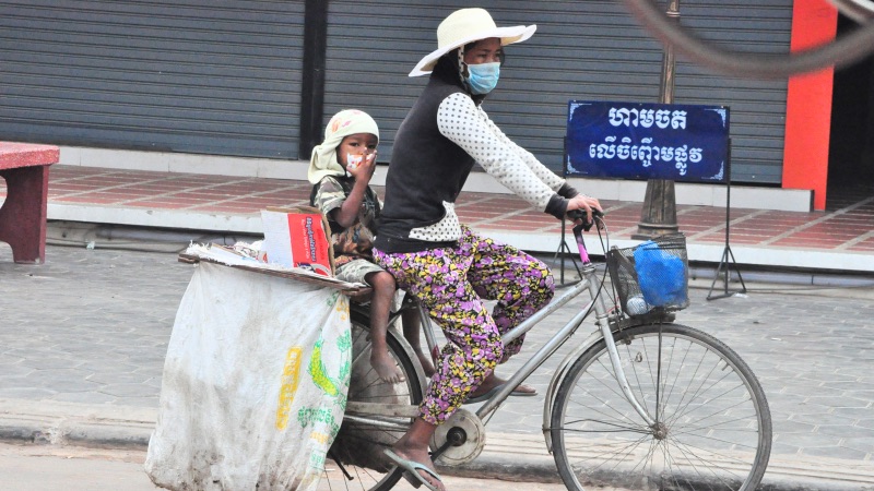 Poor family siem reap bottle collecting