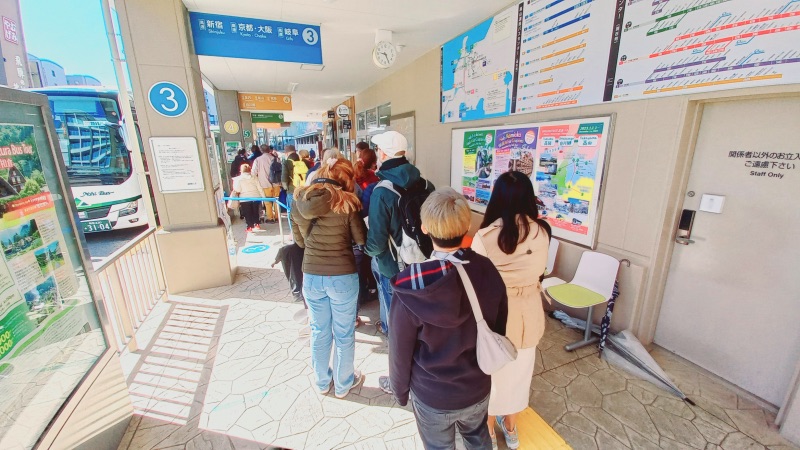 Long bus queues for Shirakawago village