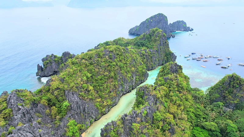Corridor-leading-to-big-lagoon-El-Nido-drone